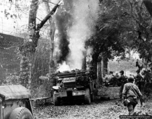19 juillet 1944 : un véhicule de transport Dodge WC 52 de la 29ème division d’infanterie est touché par un obus à Saint-Lô. Photo : US National Archives