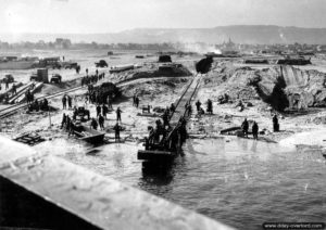 31 juillet 1944 : déchargement de plusieurs wagons depuis le LST numéro 21 à Tourlaville. Photo : US National Archives