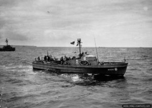 La vedette des garde-côtes USCG 6 83334 au large d'Omaha Beach. Photo : US National Archives