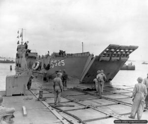 Le LCT-525 débarque des véhicules sur un ponton à Utah Beach. Photo : US National Archives