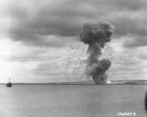 17 août 1944 : explosion d'un dépôt de munitions dans le port de Cherbourg. Photo : US National Archives
