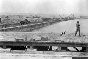 Le quai du terre-plein des Mielles, provisoirement remis en état avec du bois à Cherbourg. Photo : US National Archives