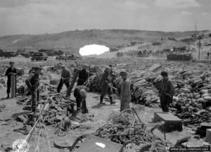 Rassemblement des équipements perdus ou abandonnés à hauteur du Ruquet, Saint-Laurent-sur-Mer. Photo : US National Archives