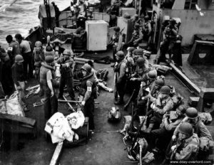 Des renforts de la 1st Infantry Division se préparent à embarquer dans des chalands à destination d'Omaha Beach. Photo : US National Archives