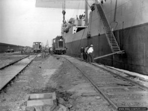 Déchargement de locomotives diesel sur le quai du Homet à Cherbourg. Photo : US National Archives