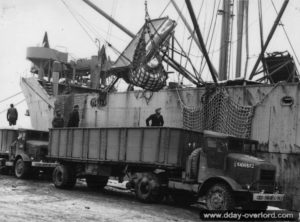 Déchargement du matériel à bord d’un Liberty ship à Cherbourg. Photo : US National Archives