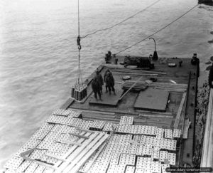 Déchargement de caisses d’obus dans le port de Cherbourg. Photo : US National Archives