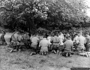 11 juin 1944 : messe dans un verger à Saint-Laurent-sur-Mer. Photo : US National Archives