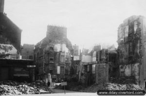 Les ruines de la rue Tour Carrée à Cherbourg. Photo : US National Archives