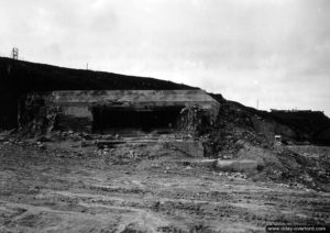 La casemate à double embrasure du Wn 72 à Vierville-sur-Mer, Omaha Beach. Photo : US National Archives