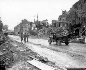 Des fantassins de la 79th (US) Infantry Division discutent sur la route en contrebas du Fort du Roule à Cherbourg. Photo : US National Archives