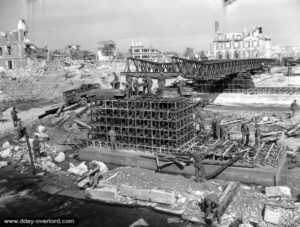 Les travaux de construction du pont Monty reliant Caen à Vaucelles réalisés par la 20th Field Company, 1st Canadian Army Troops Engineers . Photo : US National Archives