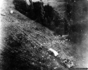 22 août 1944 : vue aérienne de véhicules allemands détruits dans le réduit de Chambois. Photo : US National Archives