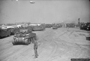 Déchargement de véhicules sur Gold Beach. Les LCT 503 et LCT 7096 sont visibles en arrière-plan. Photo : IWM A 23942