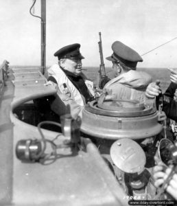 12 juin 1944 : à bord de l'HMS Kelvin, le Premier ministre anglais Winston Churchill. Photo : Archives Canada