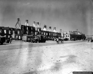 Les maisons en ruine sur la place Nationale à Montebourg. Photo : US National Archives