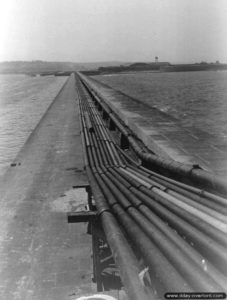 24 juillet 1944 : l’Empire Traveller livre ses 9 000 tonnes de carburant à partir de la digue de Querqueville. Photo : US National Archives