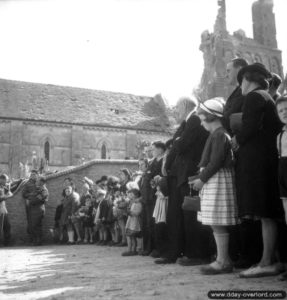 14 juillet 1944 : cérémonie à Rots à l'occasion de la fête nationale française en présence de soldats canadiens de la 2nd (CA) Infantry Division. Photo : US National Archives