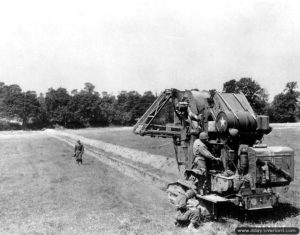 Utilisation d’une trancheuse Barber-Greene pour creuser un espace pour les canalisations au profit de l’hôpital de campagne de Saint-Hilaire-Petitville. Photo : US National Archives