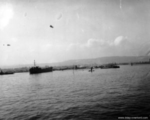 31 juillet 1944 : déchargement de plusieurs wagons depuis le LST numéro 21 à Tourlaville. Photo : US National Archives