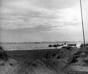 Des rhino-ferries devant le brise-lames "Gooseberry 1". Photo : US National Archives