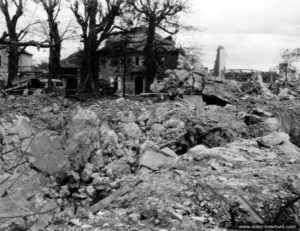Les ruines du bunker type Regelbau R618 du point d’appui Wn 544 utilisé par la 709ème division d’infanterie allemande comme centre de transmissions à Valognes. Photo : US National Archives