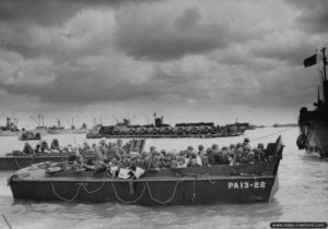 Le LCVP PA13-22 rattaché au bâtiment de guerre USS Josepth T. Dickman au large de Weymouth. Photo : US National Archives