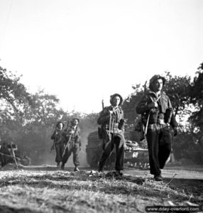 18 juillet 1944 : des soldats du Stormont Dundas and Glengarry Highlanders travèrsent l'Orne sur un pont Bailey construit par le Royal Canadian Engineers et sont en route vers Caen. Photo : IWM