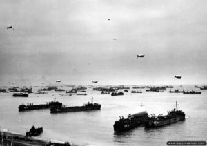 Devant le Wn 65 à Omaha Beach, les LST 58, 310, 532 et 533. Photo : US National Archives