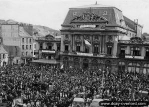14 juillet 1944 : célébrations de la fête nationale devant le théâtre de Cherbourg. Photo : US National Archives