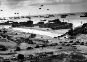 Vue générale de la plage d'Omaha depuis le Wn 65 au Ruquet. Photo : US National Archives