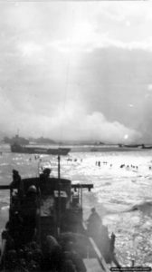 Un LCI et un LCT devant le Ruquet à Saint-Laurent-sur-Mer. Photo : US National Archives