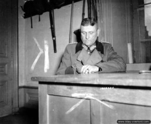 27 juin 1944 : le Generalmajor Robert Sattler est fait prisonnier par les Américains à Cherbourg. Photo : US National Archives