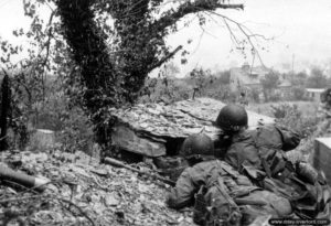Des fantassins du 39ème régiment de la 9ème division d’infanterie observent la ligne de front dans le secteur de Cherbourg. Photo : US National Archives