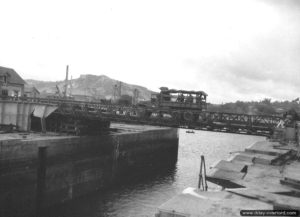 Un GMC 353 sur le pont Bailey installé par les Américains en remplacement du pont tournant à Cherbourg. Photo : US National Archives