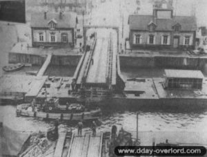 Le pont Bailey installé par les Américains en remplacement du pont tournant à Cherbourg. Photo : US National Archives