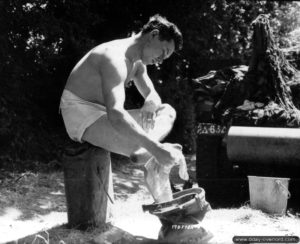 Un soldat fait sa toilette au soleil le 28 juin 1944 dans le secteur de Carentan. Photo : US National Archives