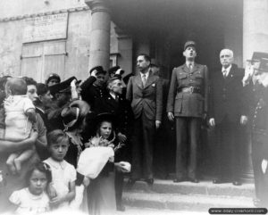 20 août 1944 : de gauche à droite le sous-préfet de Cherbourg Lucien Leviandier, le général de Gaulle et le maire de Cherbourg Paul Renault. Photo : US National Archives