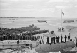 Commémoration du 1er anniversaire du débarquement à Arromanches le 6 juin 1945. Photo : IWM