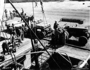 Transports de jerrycans vides dans Isigny-sur-Mer. Photo : US National Archives