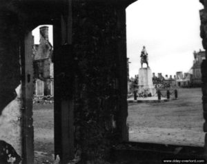 Place du petit marché à Montebourg. Photo : US National Archives