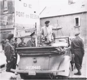 Visite du maréchal Montgomery à Port-en-Bessin le 10 juin 1944. Photo : IWM