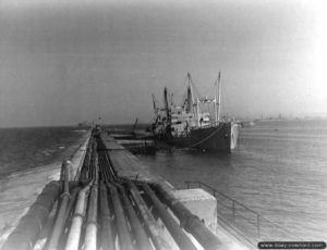 24 juillet 1944 : l’Empire Traveller livre ses 9 000 tonnes de carburant à partir de la digue de Querqueville. Photo : US National Archives