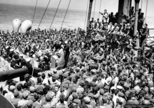 Mi-juillet 1944 : des parachutistes américains rentrent en Angleterre pour préparer la suite des combats. Photo : US National Archives