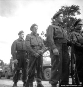 14 juillet 1944 : cérémonie à Rots à l'occasion de la fête nationale française en présence de soldats canadiens de la 2nd (CA) Infantry Division. Photo : US National Archives