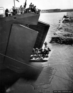 31 juillet 1944 : déchargement de plusieurs wagons depuis le LST numéro 21 à Tourlaville. Photo : US National Archives