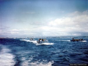 Un LCA et des LSI (appartenant à l’HMS Prince Baudouin) au large de Weymouth transportant des Rangers du 5ème bataillon. Photo : US National Archives