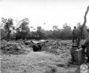 19 juin 1944 : au sud de Grandcamp-les-Bains, près du Hameau Poix, des soldats américains chargés d'installer des moyens de communication, ont préparé un abri pour réceptionner leur matériel. Photo : US National Archives