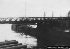 Le pont Bailey installé par les Américains en remplacement du pont tournant à Cherbourg. Photo : US National Archives