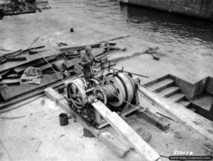 Le système de fonctionnement du pont Bailey installé par les Américains en remplacement du pont tournant à Cherbourg. Photo : US National Archives